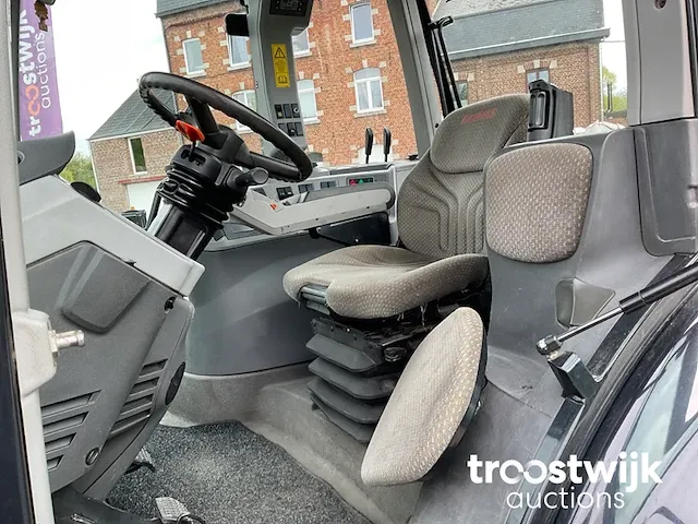 Vierwielaangedreven landbouwtractor - afbeelding 24 van  25