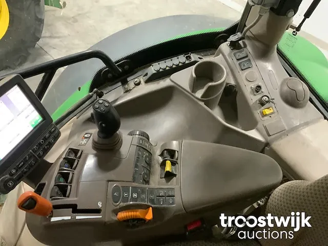 Vierwielaangedreven landbouwtractor - afbeelding 4 van  28