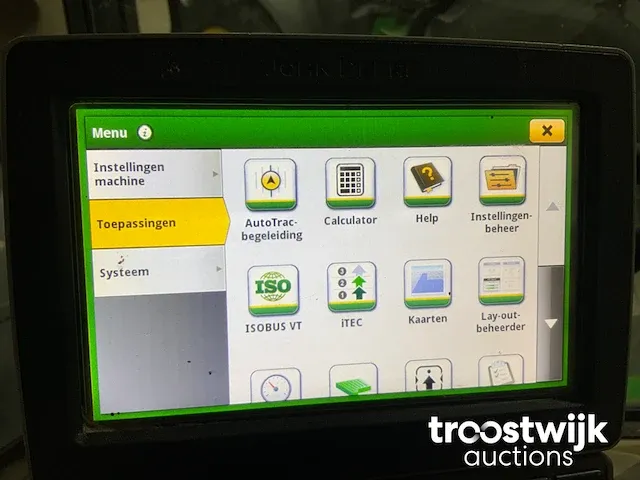 Vierwielaangedreven landbouwtractor - afbeelding 8 van  28