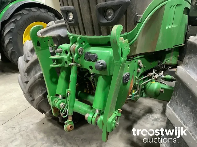 Vierwielaangedreven landbouwtractor - afbeelding 9 van  28