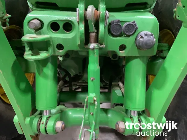 Vierwielaangedreven landbouwtractor - afbeelding 10 van  28