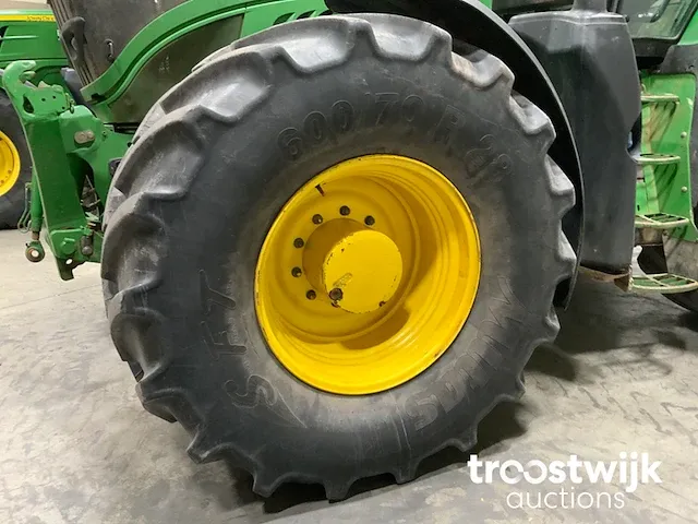 Vierwielaangedreven landbouwtractor - afbeelding 11 van  28
