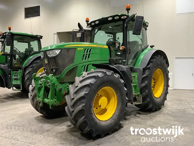 Vierwielaangedreven landbouwtractor - afbeelding 1 van  28