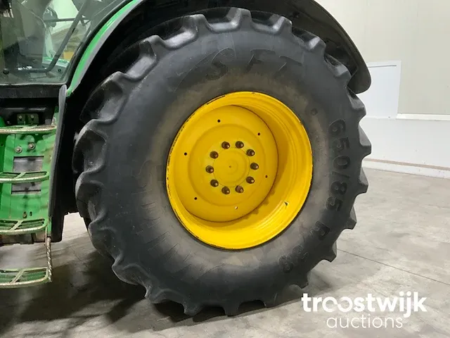 Vierwielaangedreven landbouwtractor - afbeelding 13 van  28