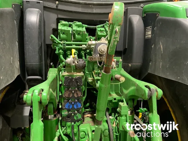 Vierwielaangedreven landbouwtractor - afbeelding 14 van  28
