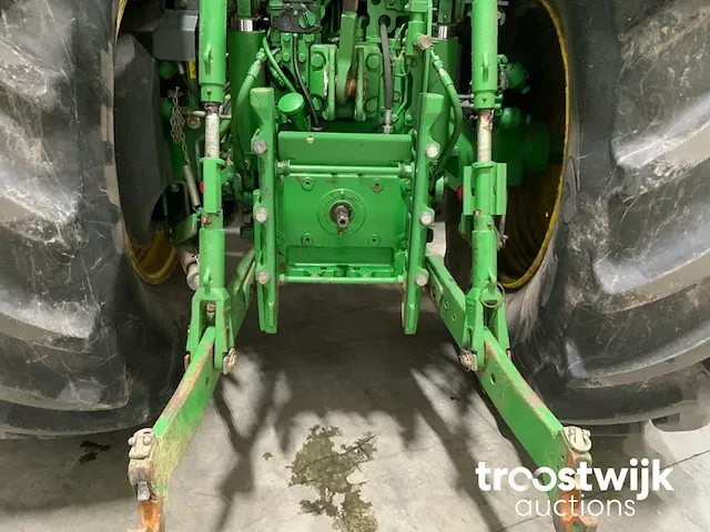 Vierwielaangedreven landbouwtractor - afbeelding 15 van  28