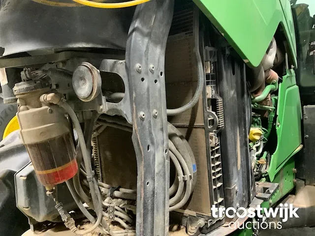 Vierwielaangedreven landbouwtractor - afbeelding 18 van  28