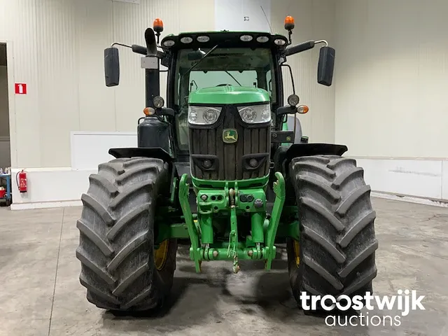 Vierwielaangedreven landbouwtractor - afbeelding 12 van  28