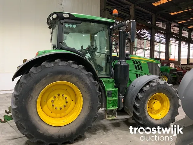 Vierwielaangedreven landbouwtractor - afbeelding 23 van  28