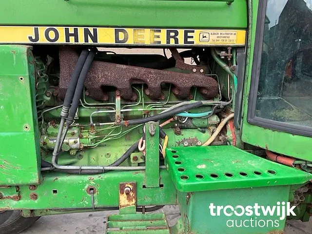 Vierwielaangedreven landbouwtractor - afbeelding 2 van  16