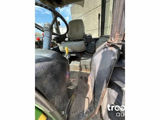 Vierwielaangedreven landbouwtractor - afbeelding 4 van  16