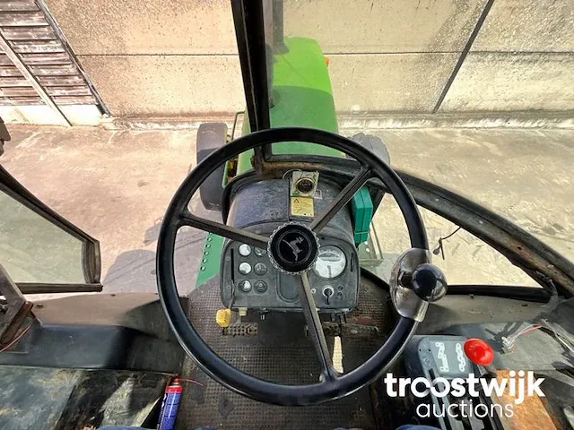 Vierwielaangedreven landbouwtractor - afbeelding 5 van  16