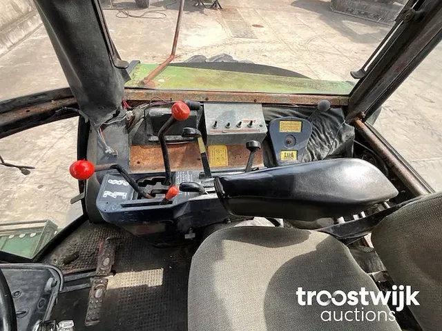Vierwielaangedreven landbouwtractor - afbeelding 6 van  16