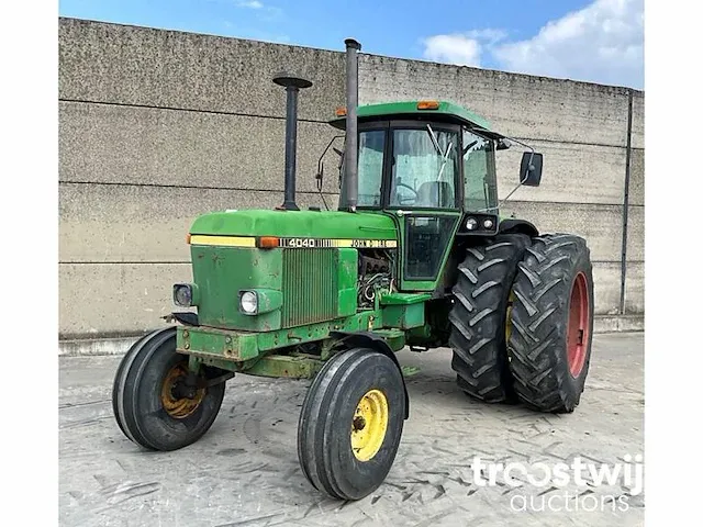 Vierwielaangedreven landbouwtractor - afbeelding 1 van  16