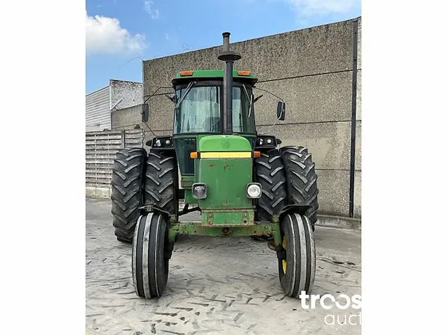 Vierwielaangedreven landbouwtractor - afbeelding 9 van  16