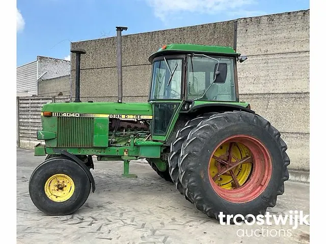 Vierwielaangedreven landbouwtractor - afbeelding 10 van  16