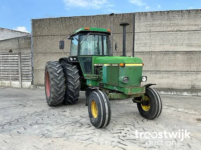 Vierwielaangedreven landbouwtractor - afbeelding 11 van  16