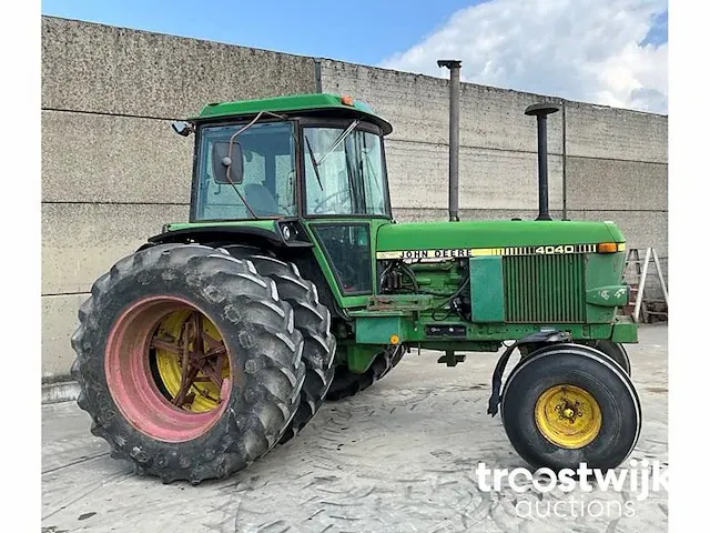 Vierwielaangedreven landbouwtractor - afbeelding 12 van  16