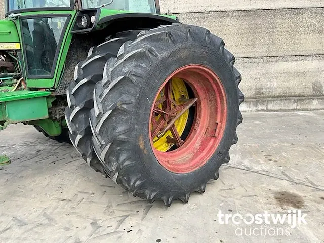 Vierwielaangedreven landbouwtractor - afbeelding 13 van  16