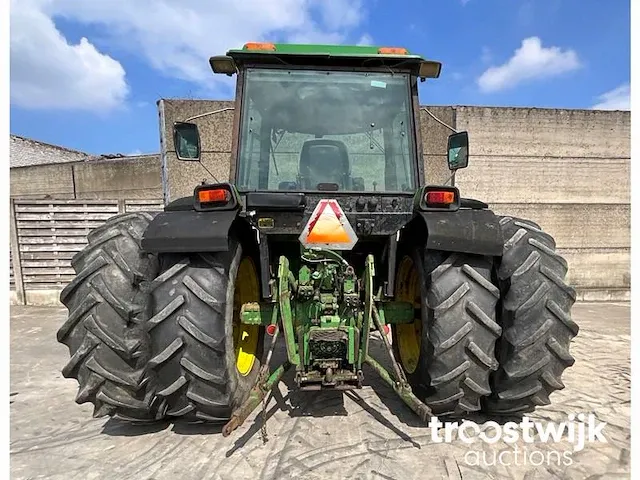 Vierwielaangedreven landbouwtractor - afbeelding 14 van  16