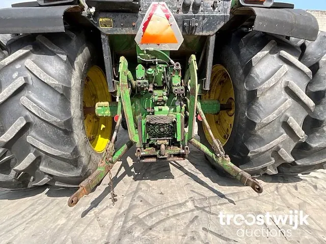 Vierwielaangedreven landbouwtractor - afbeelding 15 van  16
