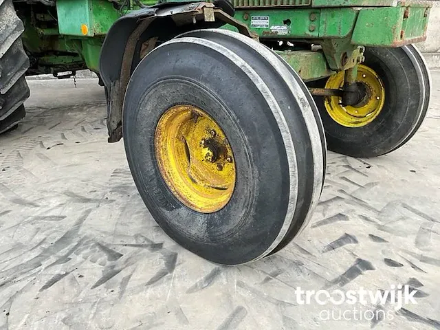 Vierwielaangedreven landbouwtractor - afbeelding 16 van  16