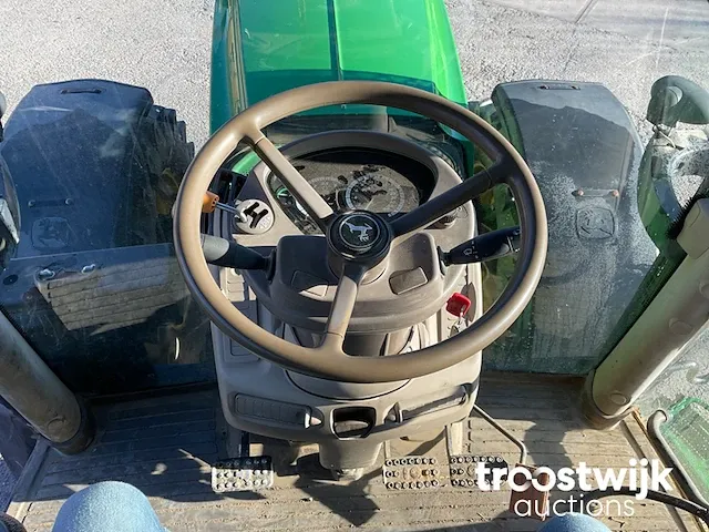 Vierwielaangedreven landbouwtractor - afbeelding 2 van  25