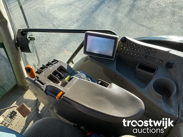Vierwielaangedreven landbouwtractor - afbeelding 3 van  25