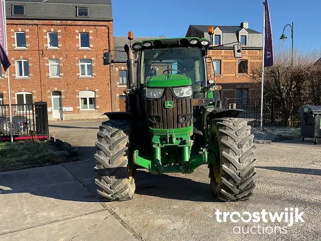 Vierwielaangedreven landbouwtractor - afbeelding 6 van  25