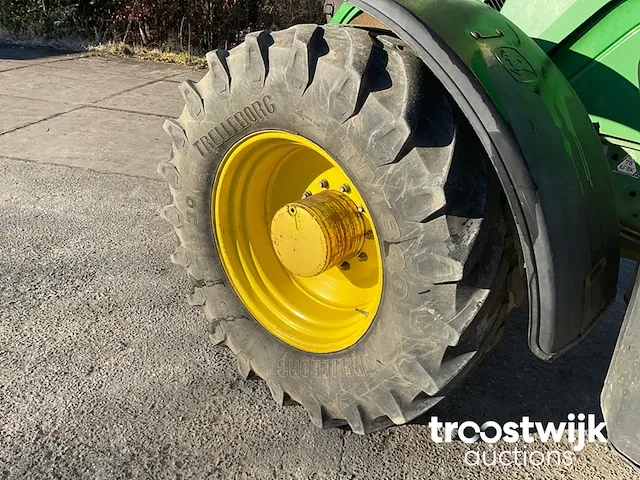 Vierwielaangedreven landbouwtractor - afbeelding 8 van  25