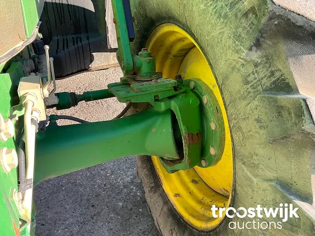 Vierwielaangedreven landbouwtractor - afbeelding 9 van  25