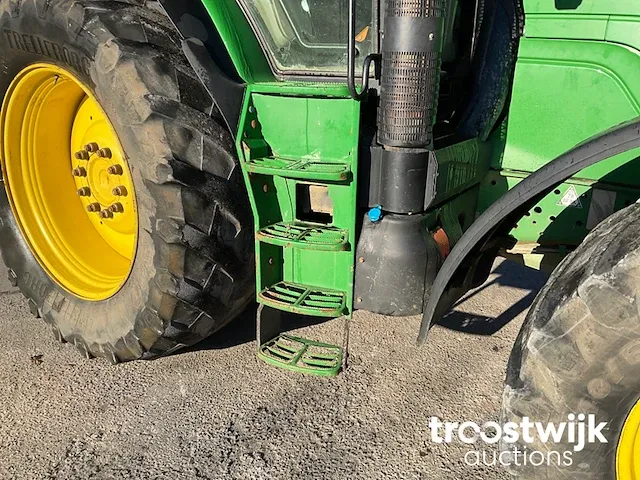 Vierwielaangedreven landbouwtractor - afbeelding 11 van  25
