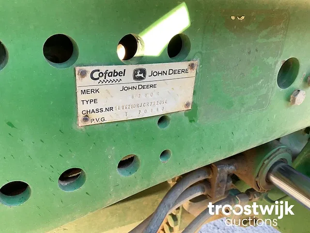 Vierwielaangedreven landbouwtractor - afbeelding 17 van  25