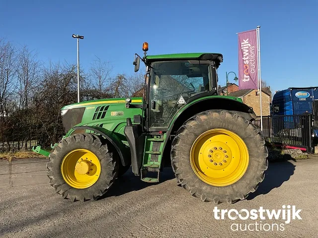 Vierwielaangedreven landbouwtractor - afbeelding 12 van  25