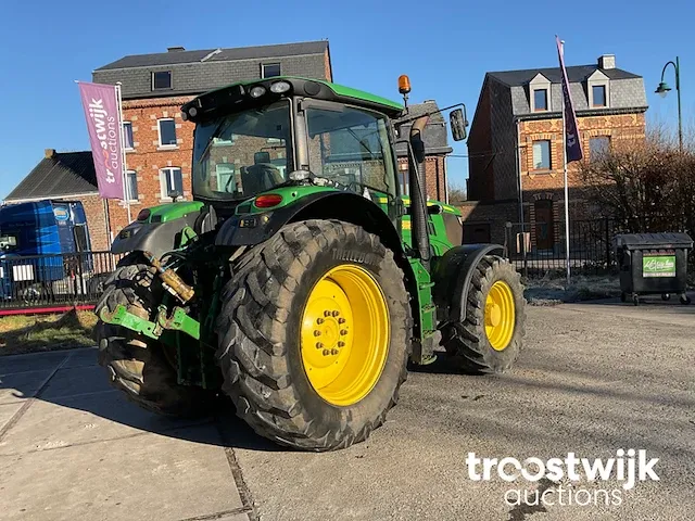 Vierwielaangedreven landbouwtractor - afbeelding 21 van  25
