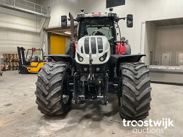 Vierwielaangedreven landbouwtractor - afbeelding 12 van  20