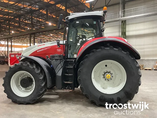 Vierwielaangedreven landbouwtractor - afbeelding 19 van  20