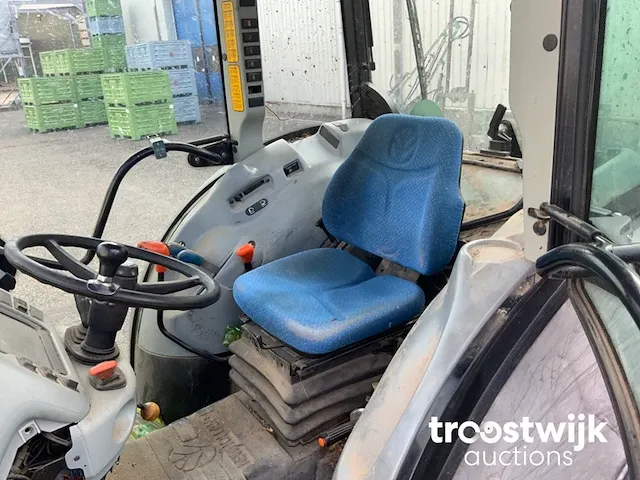 Vierwielaangedreven landbouwtractor - afbeelding 19 van  27