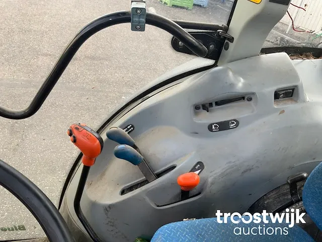 Vierwielaangedreven landbouwtractor - afbeelding 22 van  27