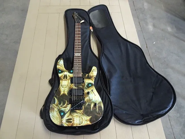 Vig screech electrische gitaar + gitaar tas - afbeelding 1 van  5