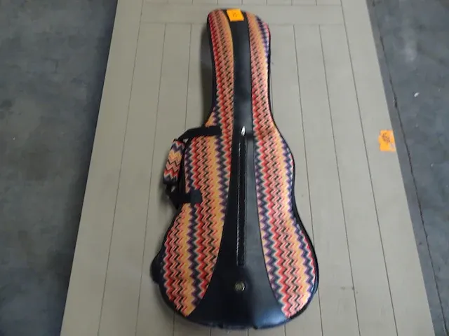 Vig screech electrische gitaar + gitaar tas - afbeelding 2 van  5