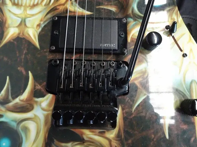 Vig screech electrische gitaar + gitaar tas - afbeelding 4 van  5