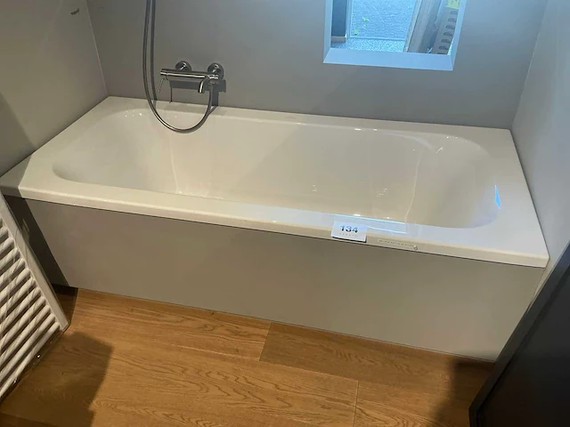 Villeroy & boch badkuip met douchekraan - afbeelding 1 van  7