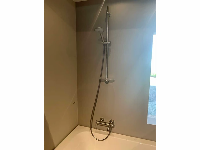 Villeroy & boch badkuip met douchekraan - afbeelding 2 van  7