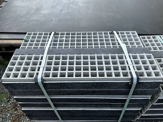 Vink gvk. glasvezelversterkte kunststof traptreden. (16x) - afbeelding 1 van  3