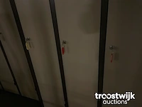 Vintage 3-deurs lockerkast - afbeelding 2 van  3