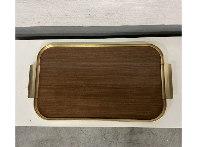 Vintage dienblad met koperkleurige kader - achterkand in roodkleurig - afbeelding 1 van  3