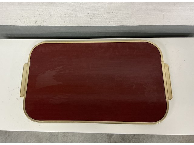 Vintage dienblad met koperkleurige kader - achterkand in roodkleurig - afbeelding 2 van  3