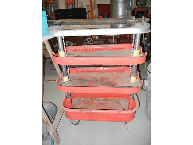 Vintage gereedschapskast met oliepomp en oliekan - afbeelding 1 van  2