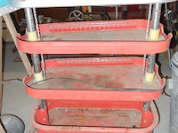 Vintage gereedschapskast met oliepomp en oliekan - afbeelding 1 van  2